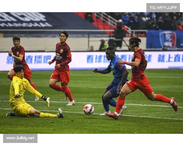 大连英博惜败上海申花失去宝贵三分 对球队士气与排名的影响分析